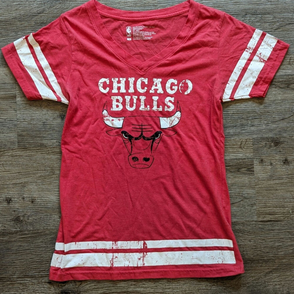 Chicago Bulls NBA Red V-Neck Shirt Small